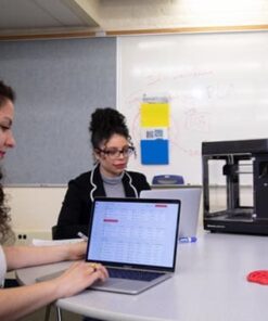 Lehrpersonen arbeiten mit MakerBot Sketch