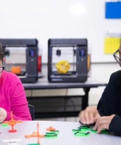 Schülerinnen arbeiten mit MakerBot Sketch